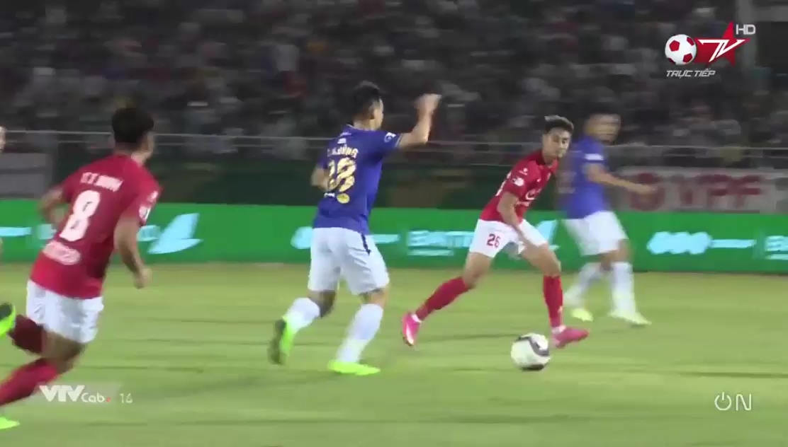 Clip: Hoàng Thịnh khiến Hùng Dũng chấn thương kinh hoàng ở trận CLB TPHCM - Hà Nội FC